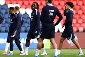 包含赛前武汉三镇备战法国杯，防线松动细节曝光，引发热议，细节决定成败的词条